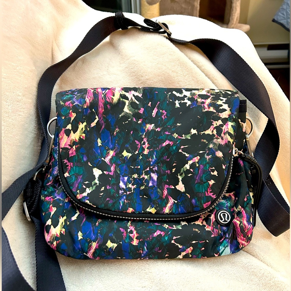 Lululemon multicolor « party om bag » bag.